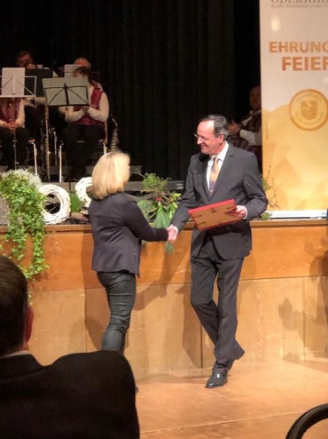 Margareta Schröer erhält die Bürgemedaille von Oberbürgermeister Braun